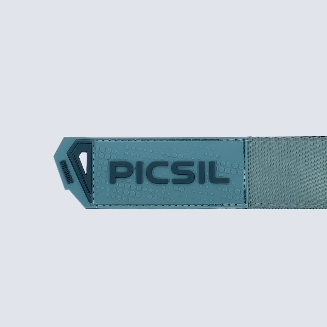 Detalle del velcro de unas calleras Condor con magnesio color azul 