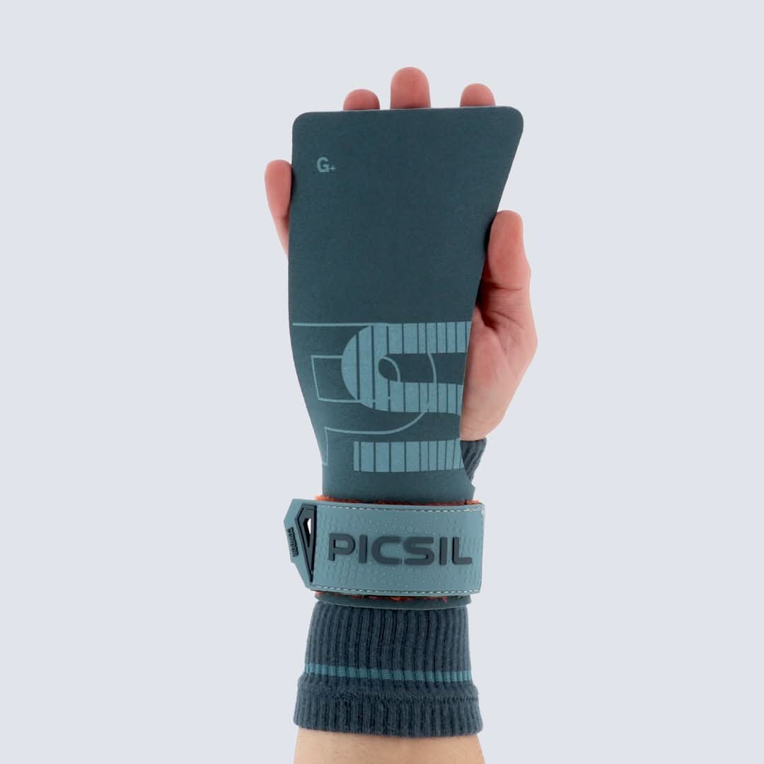 Calleras Condor con  magnesio y una muñequera color azul puestas en una mano 